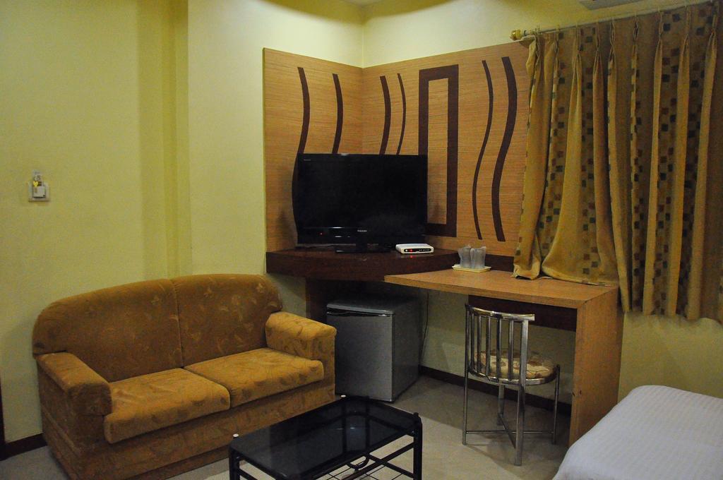 Hotel Evershine Rajkot Zimmer foto