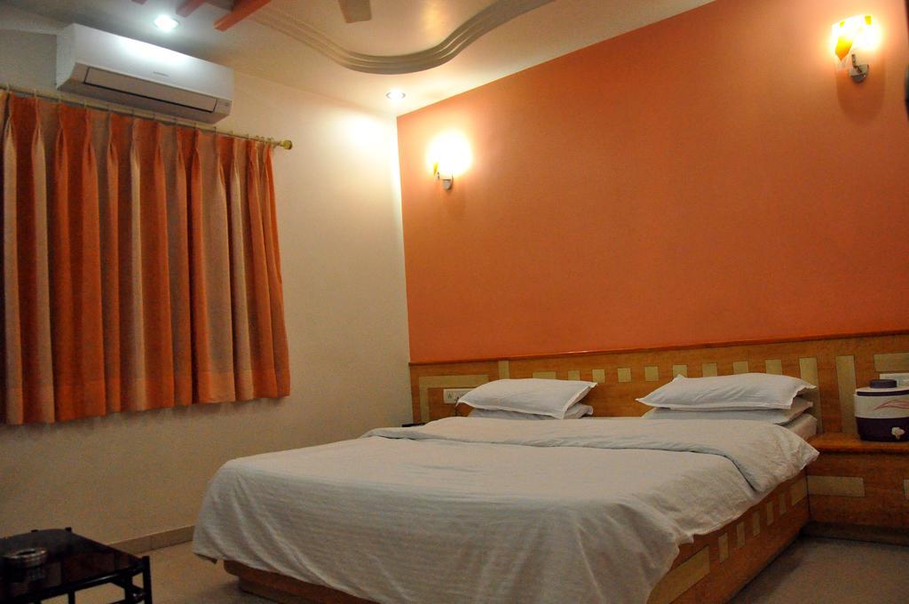 Hotel Evershine Rajkot Exterior foto