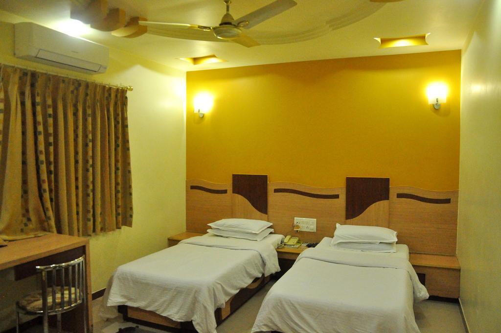 Hotel Evershine Rajkot Zimmer foto